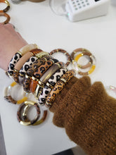Cargar imagen en el visor de la galería, Bracelet léopard fait main – Accessoire tendance en perles résine imprimé animalier – Tons terracotta, ambre, noir, doré, beige