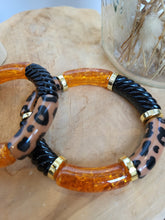 Load image into Gallery viewer, Bracelet léopard fait main – Bijou tendance imprimé animalier – Perles résine incurvées, tons terracotta, marron, orange, noir et doré