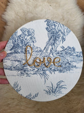 Charger l'image dans la galerie, Décoration toile de jouy bébé personnalisée bohème tambour couronne fleurs séchées prénom fait main cadeau naissance enfant baby shower