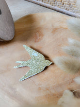 Charger l'image dans la galerie, Broche hirondelle paillette personnalisable cadeau témoin marraine femme fête des mères anniversaire EVJF