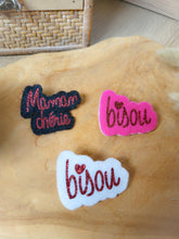Charger l'image dans la galerie, Broche message paillettes personnalisable fait main cadeau témoin marraine femme fête des mères anniversaire EVJF