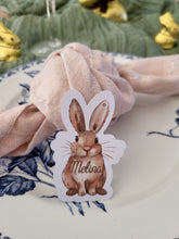Charger l'image dans la galerie, Etiquette marque-place personnalisé lapin Pâques champêtre décoration enfant baptême, anniversaire, fête, cadeau nom invité