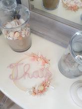Charger l'image dans la galerie, Couronne fleurs séchées prénom, cadeau de naissance personnalisé, décoration bohème chambre bébé