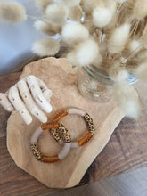 Cargar imagen en el visor de la galería, Bracelet léopard fait main – Accessoire tendance en perles résine imprimé animalier – Tons terracotta, ambre, noir, doré, beige