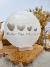 Charger l'image dans la galerie, Plaque personnalisée bois rond décoration famille coeur maman cadeau naissance anniversaire fait-main enseigne couronne fête des mères