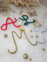 Charger l'image dans la galerie, 🎄 Décoration de Noël lettre tricotin personnalisée avec clochette dorée Un ornement poétique et fait main à Guérande pour un sapin unique et chaleureux