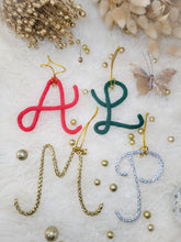 Charger l'image dans la galerie, 🎄 Décoration de Noël lettre tricotin personnalisée avec clochette dorée Un ornement poétique et fait main à Guérande pour un sapin unique et chaleureux
