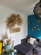 Charger l'image dans la galerie, Enseigne couronne XXL avec décoration en fleurs séchées et herbes de pampa