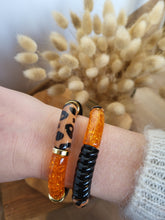 Load image into Gallery viewer, Bracelet léopard fait main – Bijou tendance imprimé animalier – Perles résine incurvées, tons terracotta, marron, orange, noir et doré