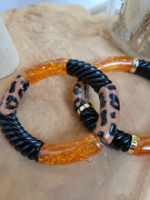 Load image into Gallery viewer, Bracelet léopard fait main – Bijou tendance imprimé animalier – Perles résine incurvées, tons terracotta, marron, orange, noir et doré