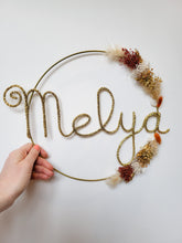 Charger l'image dans la galerie, Couronne prénom fleurs séchées