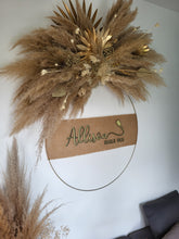 Charger l'image dans la galerie, Enseigne couronne XXL avec décoration en fleurs séchées et herbes de pampa