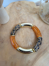 Load image into Gallery viewer, Bracelet léopard fait main – Bijou tendance imprimé animalier – Perles résine incurvées, tons terracotta, marron, orange et doré