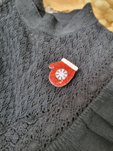 Charger l'image dans la galerie, Broche gant de Noël à paillettes girly pour femme ou fille