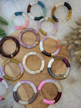 Charger l'image dans la galerie, Bracelet élastique jonc, perles tubes incurvées acrylique paillettes doré