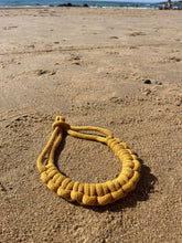 Charger l'image dans la galerie, Collier corde coton noué épais chunky plastron bijou fantaisie cadeau tendance macramé fait main noeud marin jaune moutarde