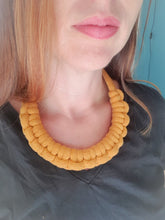 Charger l'image dans la galerie, Collier corde coton noué épais chunky plastron bijou fantaisie cadeau tendance macramé fait main noeud marin jaune moutarde