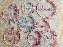 Charger l'image dans la galerie, Couronne fleurs séchées prénom, cadeau de naissance personnalisé, décoration bohème chambre bébé