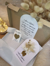 Charger l'image dans la galerie, Box cadeau veux-tu être ma témoin carte fleurs séchées broche coeur paillettes marraine mamie maman anniversaire baptême naissance mariage