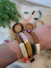 Charger l'image dans la galerie, Bracelet élastique jonc, perles tubes incurvées acrylique paillettes doré