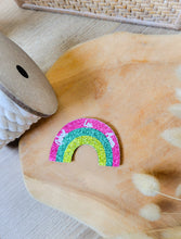 Charger l'image dans la galerie, Broche arc en ciel paillette personnalisable fait main cadeau témoin marraine femme fête des mères anniversaire EVJF