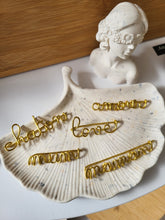 Charger l'image dans la galerie, Broche Prénom Personnalisée – Cadeau Fait Main en Fil d'Aluminium | Idée Originale pour Maîtresse, Marraine, Témoin, Femme, EVJF, Fête des Mères, Anniversaire