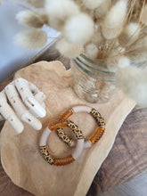 Cargar imagen en el visor de la galería, Bracelet léopard fait main – Accessoire tendance en perles résine imprimé animalier – Tons terracotta, ambre, noir, doré, beige
