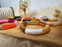 Charger l'image dans la galerie, Bracelet Mama glitter léopard fait main – Cadeau original fête des mères ou naissance