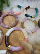 Charger l'image dans la galerie, Bracelet élastique jonc, perles tubes incurvées acrylique paillettes doré