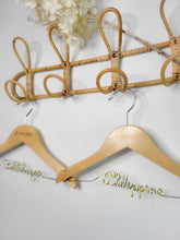 Charger l'image dans la galerie, Cintre personnalisé enfant bébé cadeau baptême