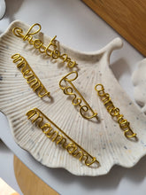 Charger l'image dans la galerie, Broche Prénom Personnalisée – Cadeau Fait Main en Fil d'Aluminium | Idée Originale pour Maîtresse, Marraine, Témoin, Femme, EVJF, Fête des Mères, Anniversaire