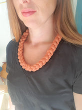 Charger l'image dans la galerie, Collier corde coton tressé épais chunky plastron bijou fantaisie cadeau tendance automne 2023 macramé fait main noeud marin terracotta Noël