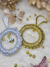 Charger l'image dans la galerie, Ornement de sapin de Noël en macramé personnalisé prénom en perles lettres