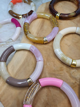 Charger l'image dans la galerie, Bracelet élastique jonc, perles tubes incurvées acrylique paillettes doré