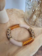 Cargar imagen en el visor de la galería, Bracelet léopard fait main – Accessoire tendance en perles résine imprimé animalier – Tons terracotta, ambre, noir, doré, beige
