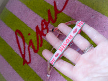 Charger l'image dans la galerie, Bracelet message fluo réglable en tissu – Good Vibes, Amour, Mama – Style bohème été, idée cadeau femme ou ado