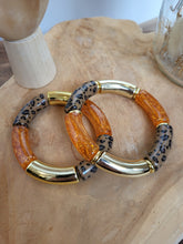 Load image into Gallery viewer, Bracelet léopard fait main – Bijou tendance imprimé animalier – Perles résine incurvées, tons terracotta, marron, orange et doré