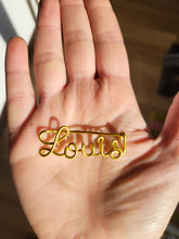 Charger l'image dans la galerie, Broche Prénom Personnalisée – Cadeau Fait Main en Fil d'Aluminium | Idée Originale pour Maîtresse, Marraine, Témoin, Femme, EVJF, Fête des Mères, Anniversaire