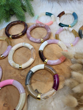 Charger l'image dans la galerie, Bracelet élastique jonc, perles tubes incurvées acrylique paillettes doré