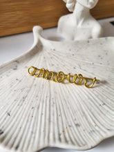 Charger l'image dans la galerie, Broche Prénom Personnalisée – Cadeau Fait Main en Fil d'Aluminium | Idée Originale pour Maîtresse, Marraine, Témoin, Femme, EVJF, Fête des Mères, Anniversaire