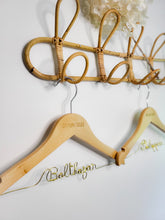 Charger l'image dans la galerie, Cintre personnalisé enfant bébé cadeau baptême