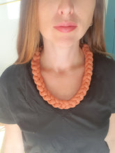 Charger l'image dans la galerie, Collier corde coton tressé épais chunky plastron bijou fantaisie cadeau tendance automne 2023 macramé fait main noeud marin terracotta Noël