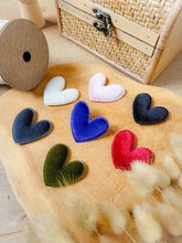 Charger l'image dans la galerie, Broche coeur velours cadeau témoin marraine femme fête des mères anniversaire EVJF