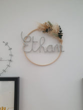 Charger l'image dans la galerie, Couronne de Fleurs Séchées Bohème Personnalisée avec Prénom – Décoration Originale et Vintage pour Chambre Bébé