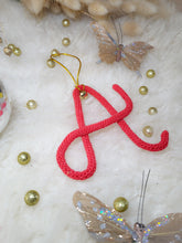 Charger l'image dans la galerie, 🎄 Décoration de Noël lettre tricotin personnalisée avec clochette dorée Un ornement poétique et fait main à Guérande pour un sapin unique et chaleureux