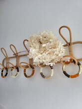 Cargar imagen en el visor de la galería, Bracelet léopard fait main – Accessoire tendance en perles résine imprimé animalier – Tons terracotta, ambre, noir, doré, beige