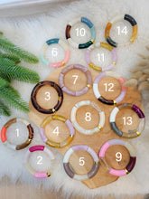 Charger l'image dans la galerie, Bracelet élastique jonc, perles tubes incurvées acrylique paillettes doré