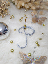 Charger l'image dans la galerie, 🎄 Décoration de Noël lettre tricotin personnalisée avec clochette dorée Un ornement poétique et fait main à Guérande pour un sapin unique et chaleureux