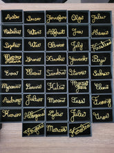 Charger l'image dans la galerie, Broche Prénom Personnalisée – Cadeau Fait Main en Fil d'Aluminium | Idée Originale pour Maîtresse, Marraine, Témoin, Femme, EVJF, Fête des Mères, Anniversaire