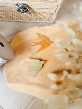 Charger l'image dans la galerie, Broche hirondelle paillette personnalisable cadeau témoin marraine femme fête des mères anniversaire EVJF